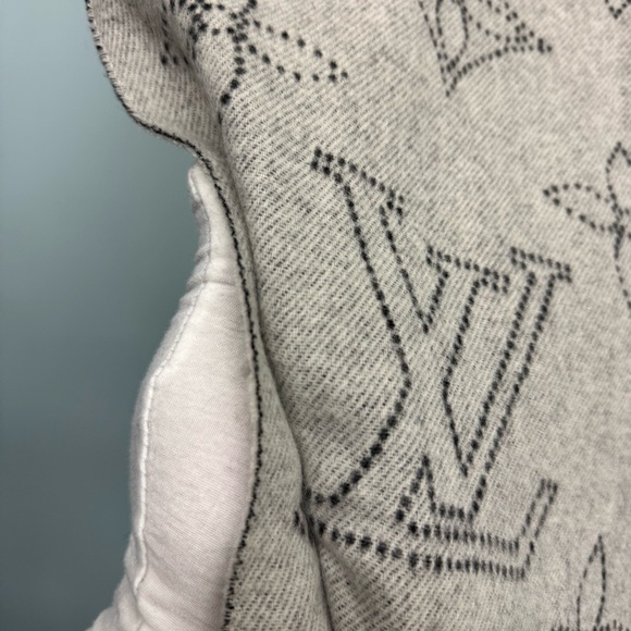 Louis Vuitton Scarf - Picture 4 of 5